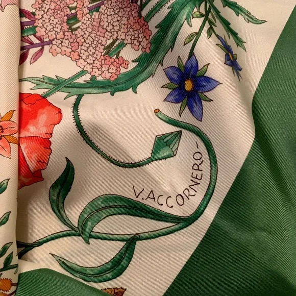 Vintage GUCCI Iconic "Flora" Silk Scarf with Green Border - Picture 3 of 11